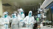 Nhân viên y tế chuyển bệnh nhân nhiễm virus nCoV tại bệnh viện ở thành phố Vũ Hán, tỉnh Hồ Bắc, Trung Quốc ngày 30-1-2020. Ảnh: THX/TTXVN