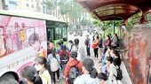Mạng lưới xe buýt TPHCM hiện đang đáp ứng một phần nhu cầu đi lại của người dân. Ảnh: CAO THĂNG