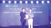 Chủ tịch Lê Viết Hải trao kỷ niệm chương và thư cảm ơn tới nhà tài trợ