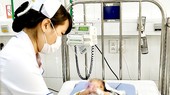 Bác sĩ Bệnh viện Nhi đồng 2 (TPHCM) thăm khám cho bệnh nhi bị viêm hô hấp