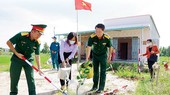Lãnh đạo Bộ Chỉ huy Quân sự tỉnh Long An trồng cây xanh, tạo cảnh quan tại điểm dân cư liền kề chốt dân quân biên giới xã Bình Hiệp, thị xã Kiến Tường, tỉnh Long An