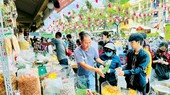Khách tấp nập mua mứt, bánh kẹo, đồ khô các loại tại chợ Bình Tây, quận 6, TPHCM
