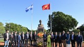 Đoàn đại biểu TPHCM dâng hoa tượng đài Chủ tịch Hồ Chí Minh tại Thủ đô Buenos Aires (Argentina). Ảnh: VIỆT DŨNG