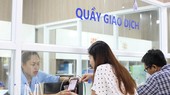 Nhân viên Công ty CP Cấp nước Gia Định hướng dẫn người dân đăng ký định mức nước qua ứng dụng VNeID Ảnh: ĐINH BÍCH