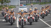Đội nữ CSGT dẫn đoàn bằng những chiếc xe đặc chủng phân khối lớn. Ảnh: DŨNG PHƯƠNG
