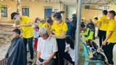 Nhóm thợ của salon tóc Giáp Quốc Tế cắt tóc miễn phí cho bệnh nhân đang điều trị tại Bệnh viện Đa khoa huyện Triệu Phong (tỉnh Quảng Trị).