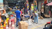 Thang thoát hiểm, mặt nạ phòng độc “cháy hàng”