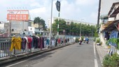 Phơi quần áo trên đường