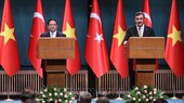 Chú thích ảnh Thủ tướng Phạm Minh Chính và Phó Tổng thống Thổ Nhĩ Kỳ Cevdet Yilmaz gặp gỡ báo chí. Ảnh: TTXVN