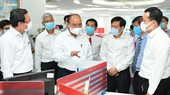 Chủ tịch nước Nguyễn Xuân Phúc, Bí thư Thành ủy TPHCM Nguyễn Văn Nên thăm Tòa soạn Báo SGGP. Ảnh: VIỆT DŨNG