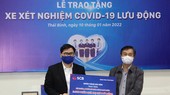 Ông Trương Khánh Hoàng, Q.TGĐ SCB trao bảng tượng trưng tặng 2.000 phần quà trị giá 1 tỷ đồng cho đại diện UBMTTQ Tỉnh Thái Bình- Ông Nguyễn Văn Giang- Trưởng Ban Dân vận tỉnh, Chủ tịch UBMTTQ Tỉnh.
