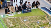 Khách tham quan sa bàn Dự án NovaWorld Phan Thiet tại Novaland Gallery