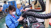 Công nhân làm việc tại Công ty Vexos (100% vốn nước ngoài) trong Khu chế xuất Tân Thuận (quận 7, TP.HCM) chiều 8-2 - Ảnh: QUANG ĐỊNH