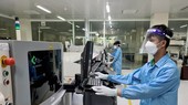 Công nhân của Công ty TNHH điện tử DLG Ansen sản xuất tại Khu công nghệ cao TP.HCM với đơn hàng dồi dào - Ảnh: N.HIỂN