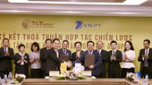Ông Mai Xuân Sơn, Tổng Giám đốc Tập đoàn T&T Group (bên trái) và ông Huỳnh Quang Liêm, Tổng Giám đốc Tập đoàn VNPT (bên phải) trao Thỏa thuận hợp tác chiến lược tổng thể, toàn diện.