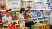 Đội Quản lý thị trường số 3, Cục Quản lý thị trường tỉnh Hà Nam kiểm tra, kiểm soát các mặt hàng bánh kẹo...trong dịp cuối năm. (Ảnh: Đại Nghĩa/TTXVN)