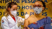 Một phụ nữ tiêm vắc-xin Covid-19 do Sinovac của Trung Quốc sản xuất trong cuộc thử nghiệm ở Brazil. Ảnh: AFP