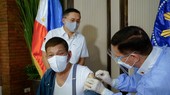 Tổng thống Philippines Rodrigo Duterte được tiêm ngừa vắc xin chống COVID-19 ngày 3-5 - Ảnh: REUTERS