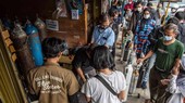 Người nhà của bệnh nhân Covid-19 xếp hàng để bơm đầy bình oxy ở Manggarai, Jakarta. Ảnh: Shutterstock.