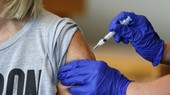 Theo các cơ quan y tế, không có loại vaccine nào là hoàn hảo, và vaccine đang làm rất tốt nhiệm vụ của nó. Nguồn ảnh: APNews.