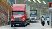 The volume of Vietnamese export goods with customs clearance each day at border gates with China is limited due to China's stricter disease preventive measures. Photo nld.com.vn