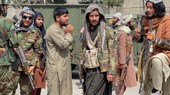 Lực lượng Taliban tuần tra trên đường băng một ngày sau khi Mỹ rút khỏi sân bay quốc tế Hamid Karzai. Ảnh: NYP.