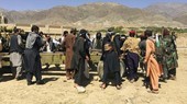 Lính Taliban tập trung với vũ khí và máy móc ở tỉnh Panjshir, phía đông bắc Afghanistan. Ảnh: AP (chụp ngày 8/9/2021).
