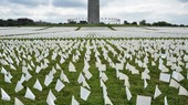 Cờ trắng được nhìn thấy trên Trung tâm mua sắm trước Đài tưởng niệm Washington ở Washington để tượng trưng cho tất cả những người đã mất trước Covid - Bản quyền AFP / File MANDEL NGAN