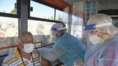 Một người đàn ông được tiêm vaccine Johnson & Johnson trên chiếc xe buýt tiêm chủng ở Bucharest, Romania. Ảnh: APNews.