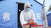 Một nhân viên y tế xử lý các mẫu xét nghiệm ở huyện Bayan, thành phố Cáp Nhĩ Tân, Trung Quốc. Ảnh: AP.