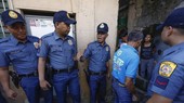 Cảnh sát Philippines và một sĩ quan cộng đồng địa phương trong chiến dịch chống ma túy bất hợp pháp ở thành phố Quezon, phía đông Manila, năm 2018. Ảnh: EPA-EFE