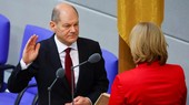 Thủ tướng Đức mới đắc cử Olaf Scholz tuyên thệ nhậm chức trong một phiên họp Hạ viện Đức của Quốc hội Bundestag, tại Berlin, Đức, ngày 8-12-2021. Ảnh: Reuters/Fabrizio Bensch