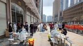 Nhiều người dân Thâm Quyến phải xét nghiệm liên tục mỗi ngày. Ảnh: AFP.