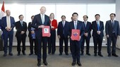 Prime Minister Pham Minh Chinh (C) witnesses the signing and exchange of cooperation documents between Vietnamese and Dutch businesses and partners (Photo: VNA)