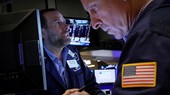 S&P 500 trượt 3 tuần liền; Giá dầu tăng khi Nga dự định cắt giảm sản lượng