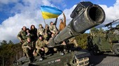 Binh sĩ Ukraine đứng trên xe tăng Challenger 2 do Anh sản xuất. Ảnh: Reuters