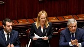 Thủ tướng Italy Giorgia Meloni (giữa) phát biểu trước Quốc hội tại Rome ngày 25/10. (Ảnh: AFP/ TTXVN).