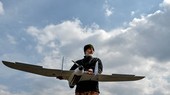 Một quân nhân Ukraine cầm máy bay không người lái gần tiền tuyến ở Zaporizhzhia vào ngày 23/3. Reuters