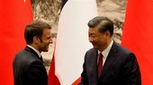 Chủ tịch Trung Quốc Tập Cận Bình (phải) trong cuộc hội đàm với Tổng thống Pháp Emmanuel Macron đang ở thăm Bắc Kinh, ngày 6/4/2023. (Ảnh: AFP/TTXVN).