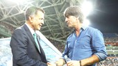 HLV Osorio (trái) đã đưa Jamaica vào bán kết.