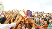Người hâm mộ Nam Định vui sướng ngày đăng quang, giành vé quay lại sân chơi đỉnh cao. Ảnh: Minh Hoàng