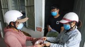 Công nhân ở khu trọ Tổ 5A nhận quà hỗ trợ từ đại diện UBND phường Tăng Nhơn Phú B (TP Thủ Đức). Ảnh: MINH NGHĨA