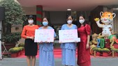 Đại diện chương trình Đồng hành vượt cạn tặng quà 2 hai thai phụ Nguyễn Thị Thủy và Lâm Thị Lệ Hằng