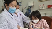 Lấy mẫu xét nghiệm cho trẻ ở huyện Chợ Đồn. Ảnh: CDC Bắc Kạn