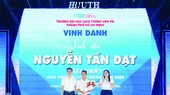 Sinh viên Nguyễn Tấn Đạt được tuyên dương trong chương trình vì đoạt giải nhất Loa Thành