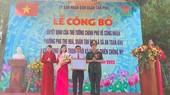 Bí thư Quận ủy quận Tân Phú Lê Thị Kim Hồng trao quyết định của Thủ tướng Chính phủ về công nhận phường Phú Thọ Hòa là xã An toàn khu của Trung ương trong thời kỳ kháng chiến chống Mỹ. Ảnh: CHÍ THẠCH