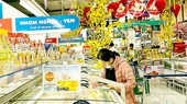 Khách chọn mua thực phẩm tại MM Mega Market quận 12 cuối tháng 12-2022