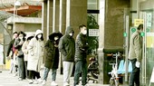 Người dân xếp hàng mua bộ xét nghiệm Covid-19 tại Thiểm Tây, Trung Quốc