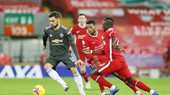 Cầu thủ Bruno Fernandes (trái, Man.United) nỗ lực vượt qua các cầu thủ Liverpool ở mùa giải năm ngoái