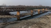 Mực nước sông Po xuống thấp nghiêm trọng do hạn hán kéo dài tại Linaroro, Italy. Ảnh: AFP/TTXVN